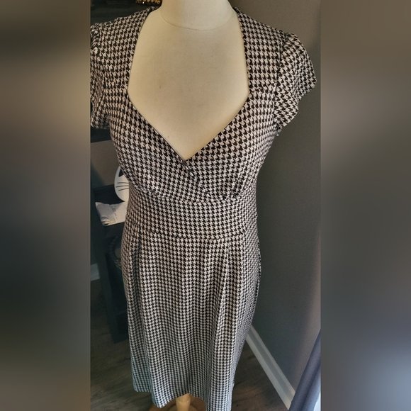 Adorable Vintage-Inspired Gingham Print Wiggles Dress by Banana Republic - Picture 2 of 4